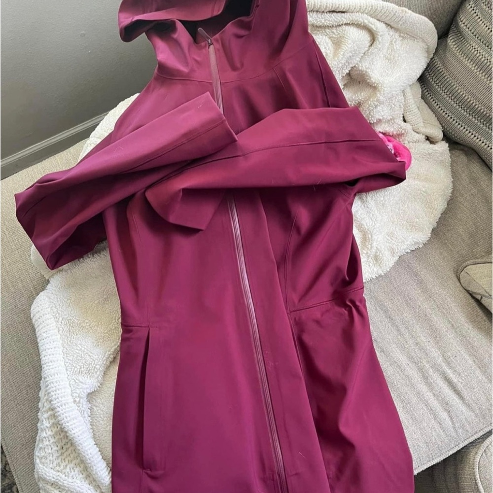 Glyde along soft shell lululemon 6